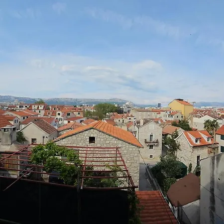 Modern Cozy Bonnie In Center Of Split. *