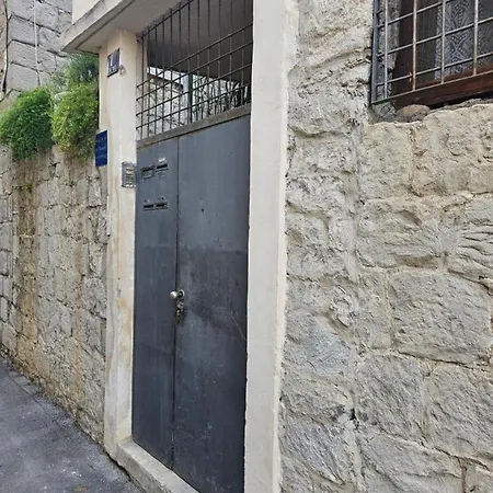 Modern Cozy Bonnie In Center Of Split. *