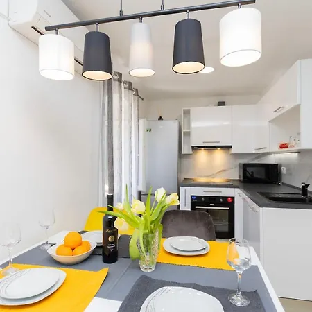 Modern Cozy Bonnie In Center Of Split. Split