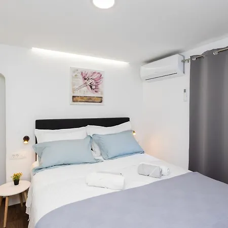 Modern Cozy Bonnie In Center Of Split. * Split