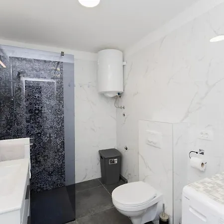 Modern Cozy Bonnie In Center Of Split.